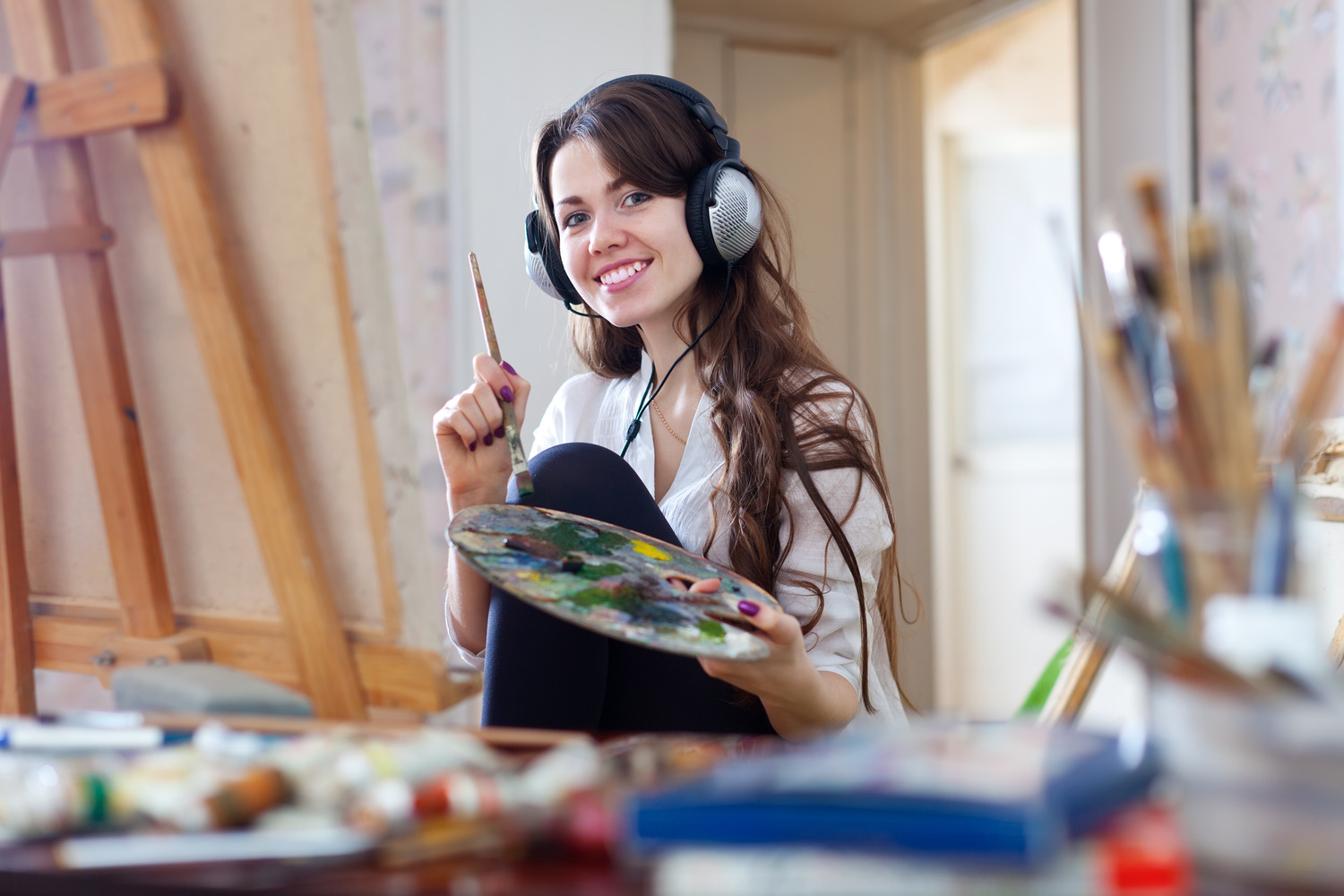long-haired-woman-headphones-paints-with-oil-colors (1)